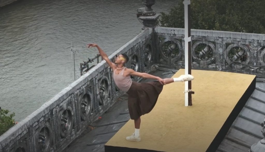 Guillaume Diop dansant à la cérémonie d'ouverture des JO de Paris 2024.